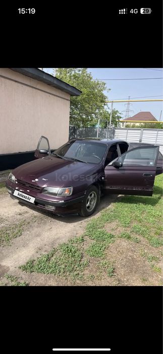 Продажа карина е 1993 года 1.6