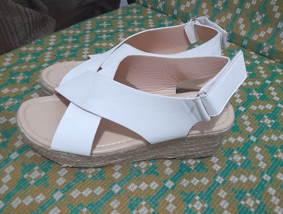 Sandale albe superbi 38-39