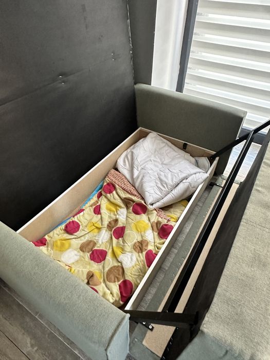 Vand canapea expensibila 2 pets cu lada depozitare , stare foarte buna