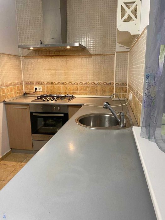 Vând mobila de bucătărie complet utilată