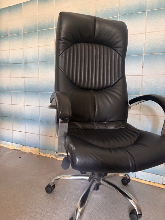 Кожаное кресло офисное натуральное