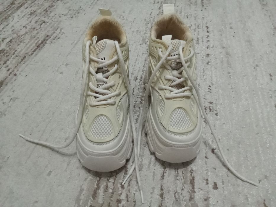 Кроссовки с высокой подошвой