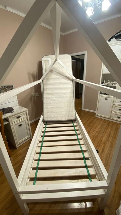 Кровать детская с матрацем