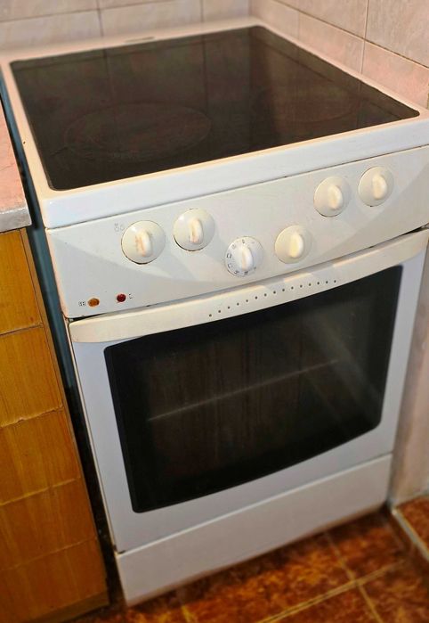 Готварска печка Gorenje с керамичен плот и с вентилатор