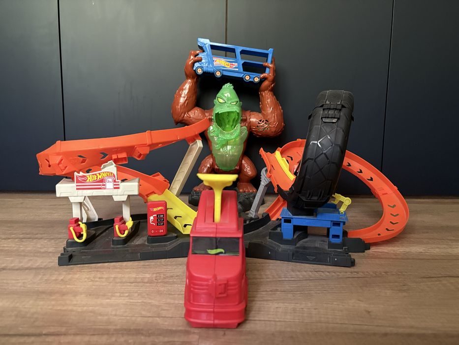 Hot wheels гараж, писта и автовоз