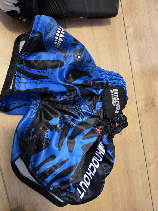 Vând tibiere, manusi și șort Knockout