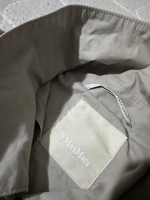 Max Mara ‘S double-breasted trench coat with a belt