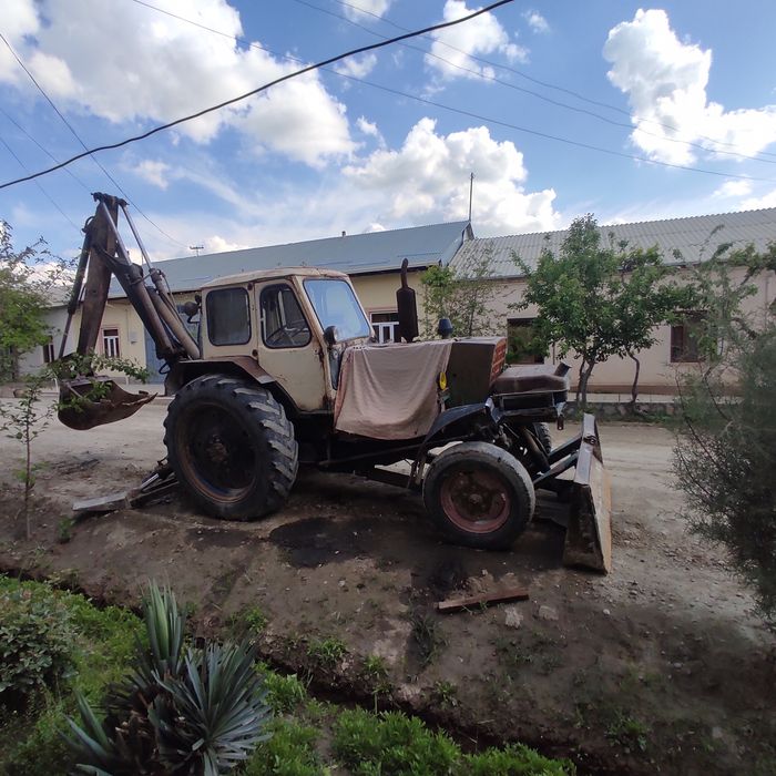 Traktor YUMZ sotiladi