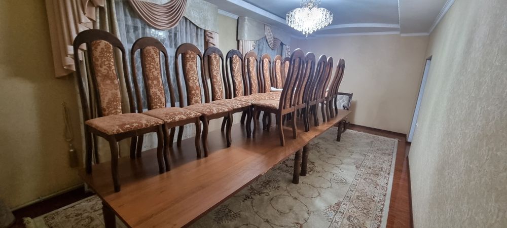 Стол со стульями для гостинной