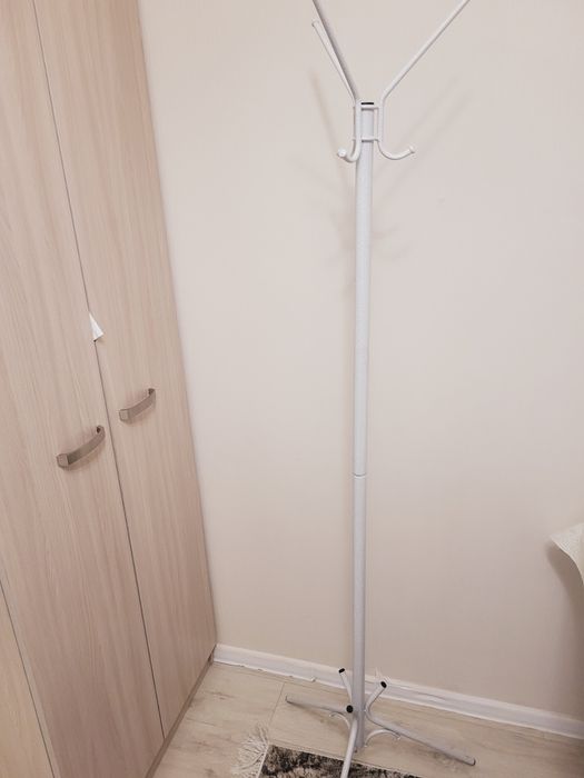 Металлическая вешалка