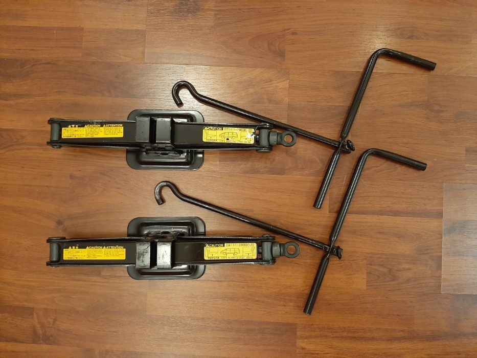 Продам родной домкрат Estima Lucida Previa