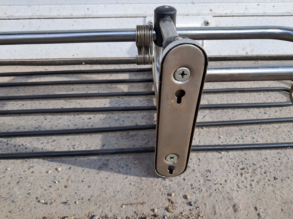 Стабилна желязна закачалка за дрехи с поставка за шапки