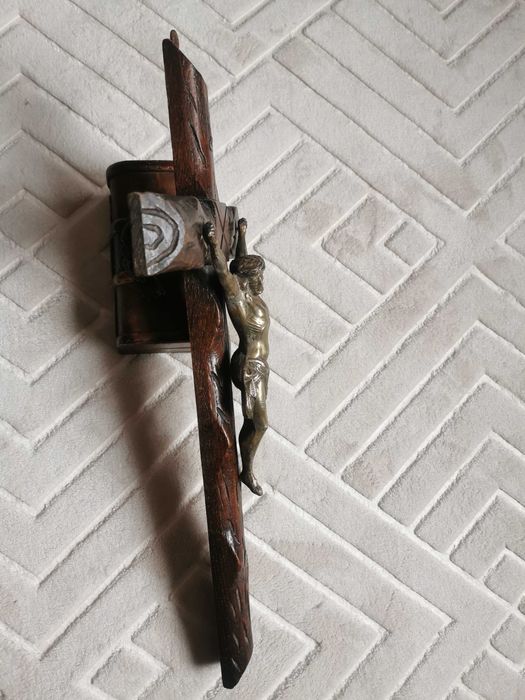 Crucifix din lemn cu corpul lui Isus Hristos din metal alama sau bronz