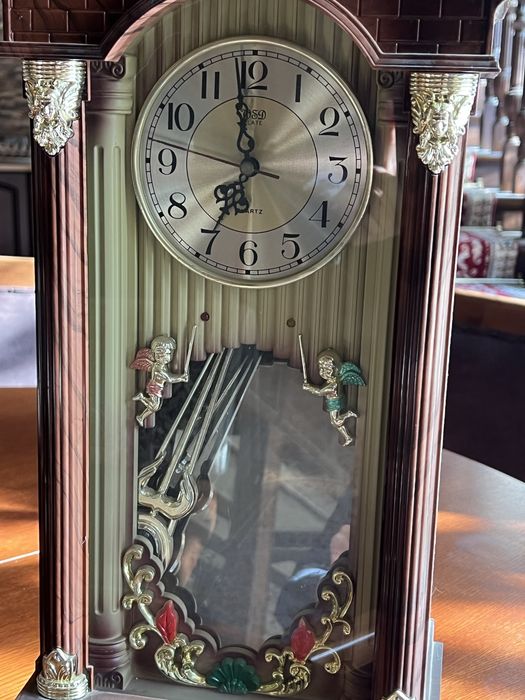 Настенные часы (кварцевые) с маятником и декоративными элементами