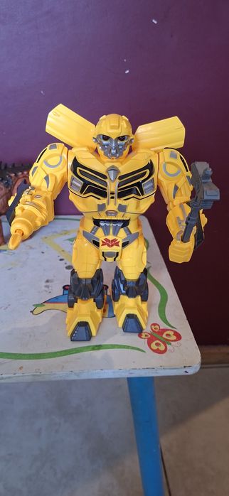 Робот Бъмбълби с батерии