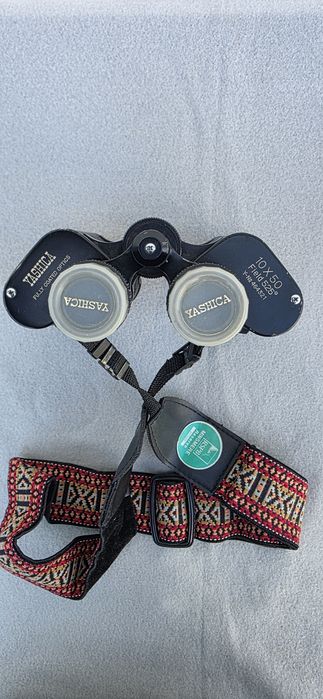Binoclu Yashica 10x50.