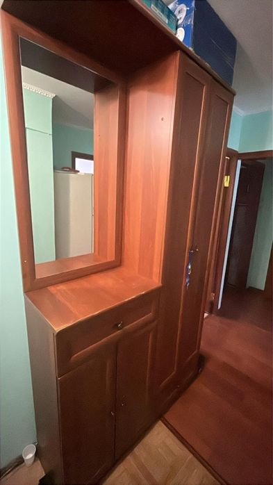 Шкаф в прихожку 20 тысяч…………….