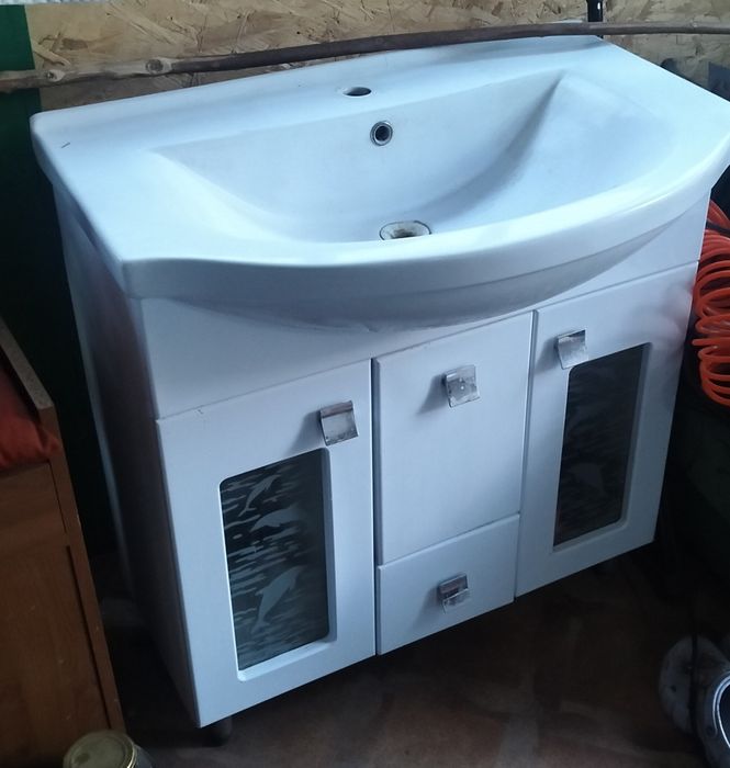 Раковина с тумбочкой.