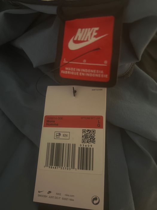 Vand geaca nike marimea L