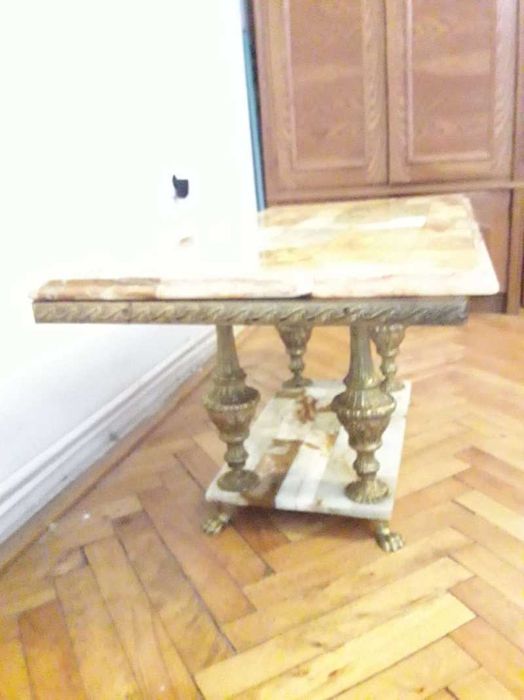 Masa dreptunghiulara cu blat onix si picioare din bronz