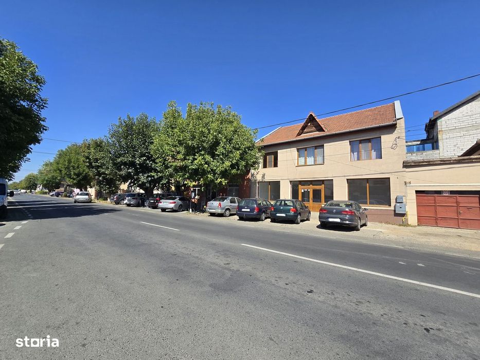 Spatiu comercial de inchiriat cu vitrina si parcare – Str. Ioan Ratiu