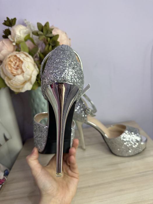 Сандали на висок ток