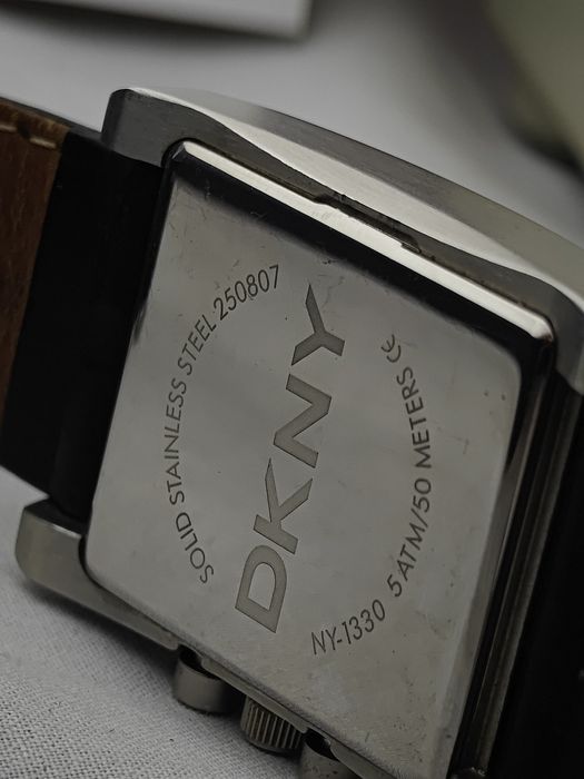 Продавам Часовник DKNY