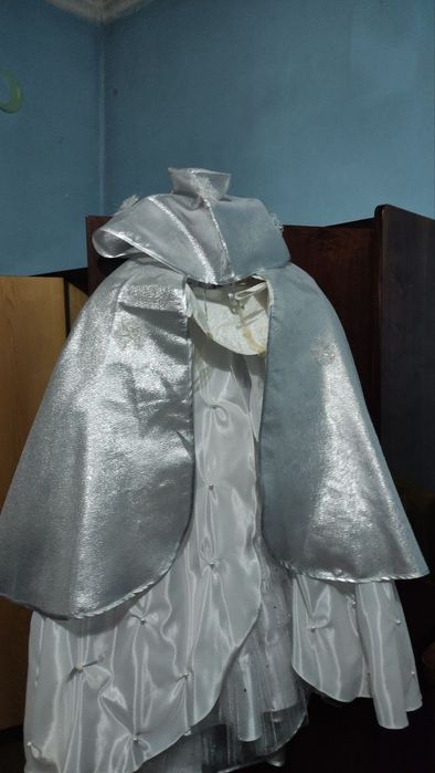 Продам нарядное платье на лет 5