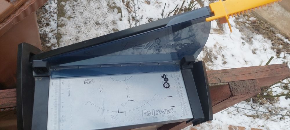 Vând tăietor de hârtie