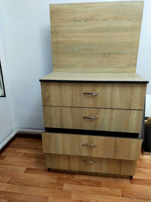 Продаем стол компьтерный и комод