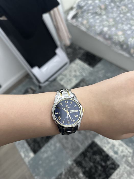 Часы наручные.