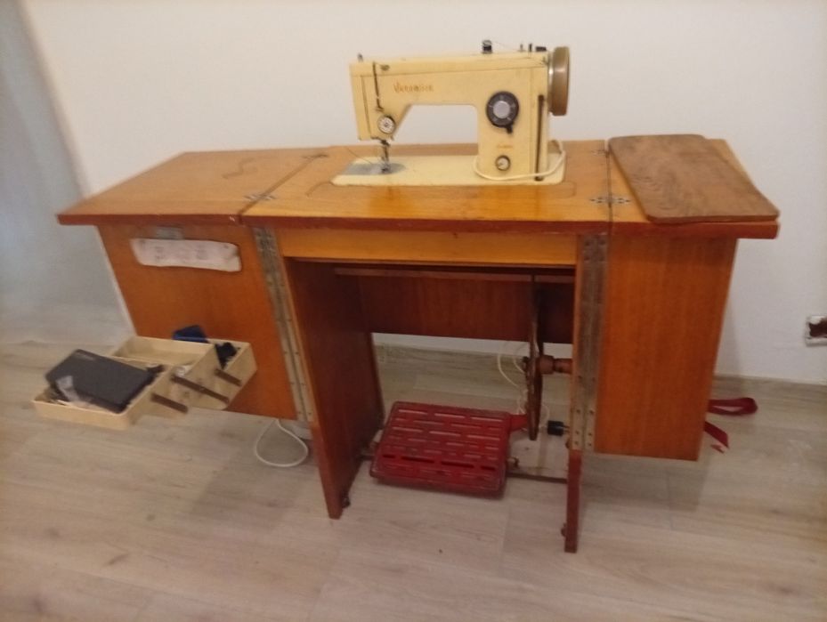 Mașină de cusut Veronica (Cugir) – Funcțională, Stare Impecabilă / Vintage