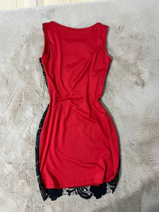 Rochie de ocazie roșie cu dantela neagră