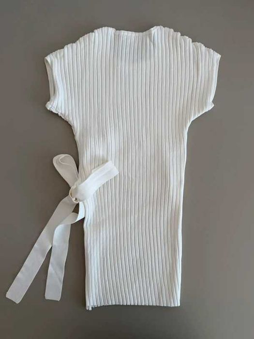 Top alb cu nervuri, Maje