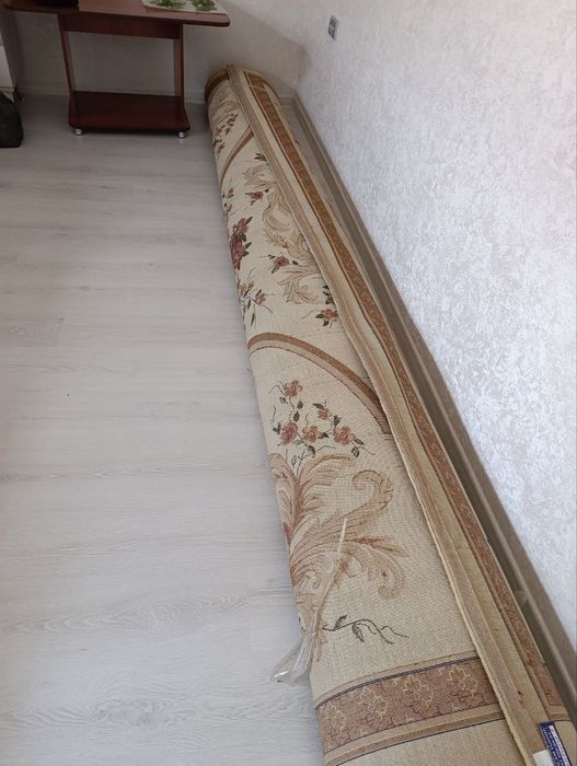 Продаётся ковёр.