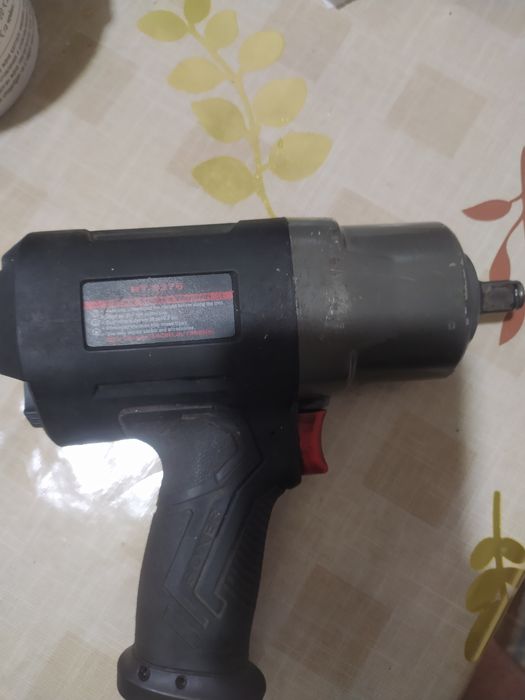 Продам пневмогайковёрт selan