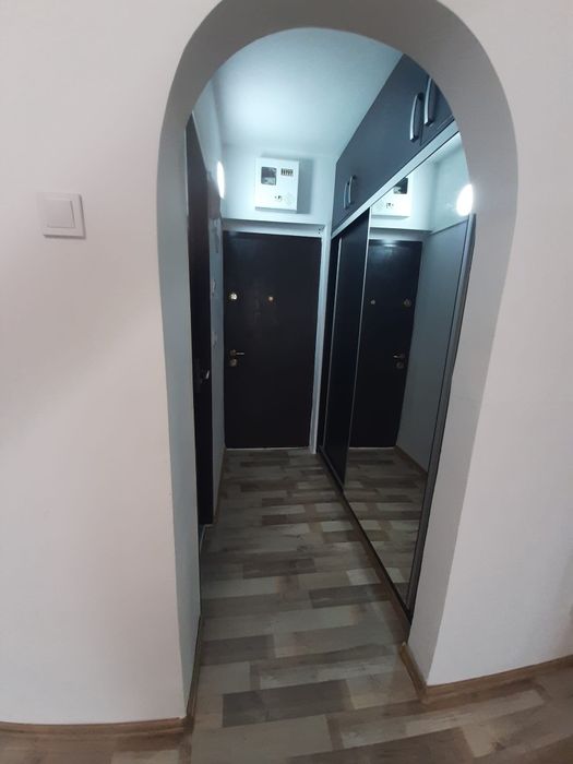 Garsonieră modernă – 50m metrou Favorit (1 minut) – aer condiționat, mobilată complet