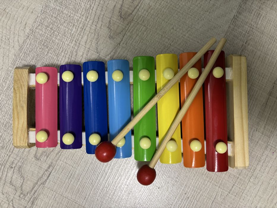 Бебешки играчки дрънкалки и играчки със звуци