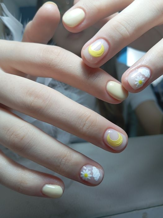 Услуги маникюра , педикюра