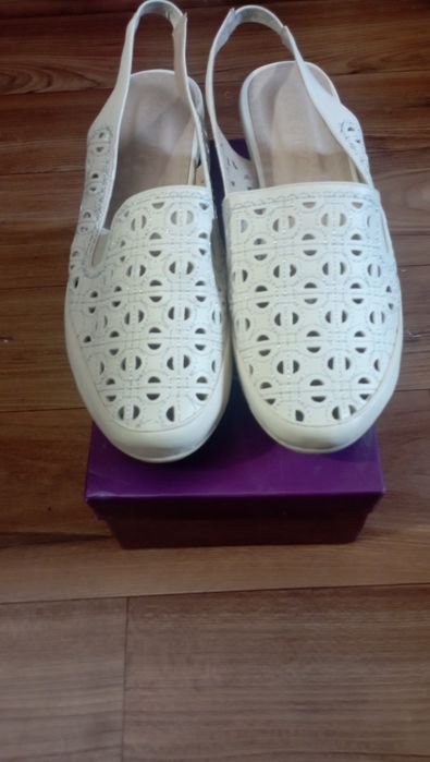 Продаю новые босоножки.