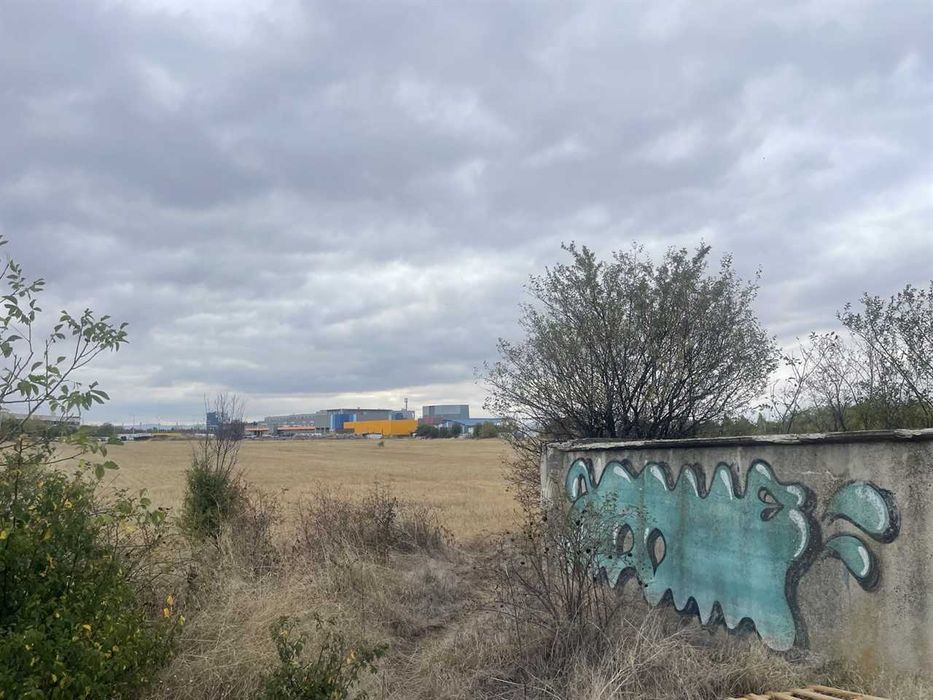 Поземлен имот кв. До летището