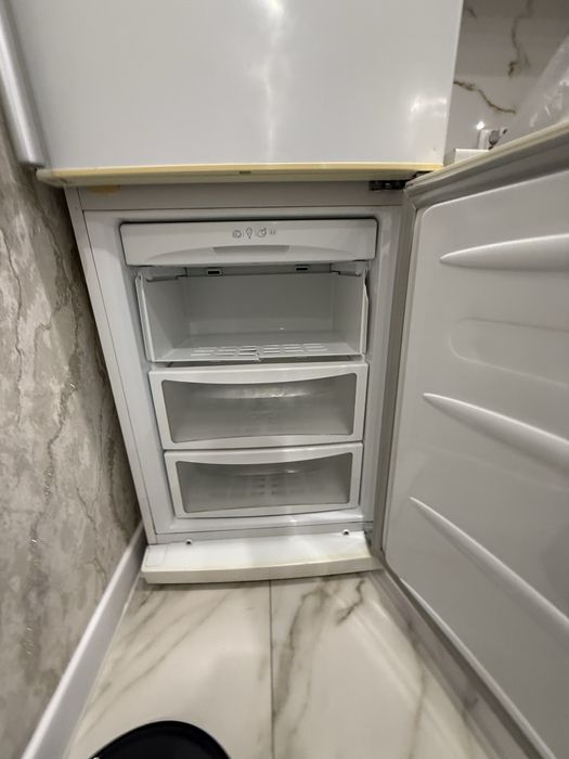 Холодильник LG 175/60/60