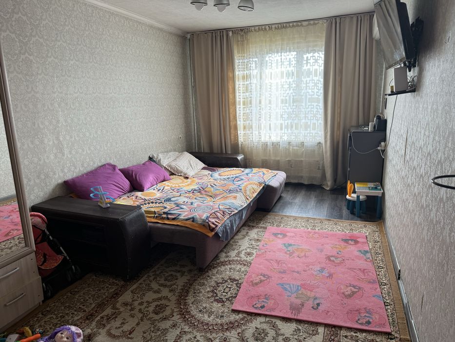 Сдадим комнату девушке.