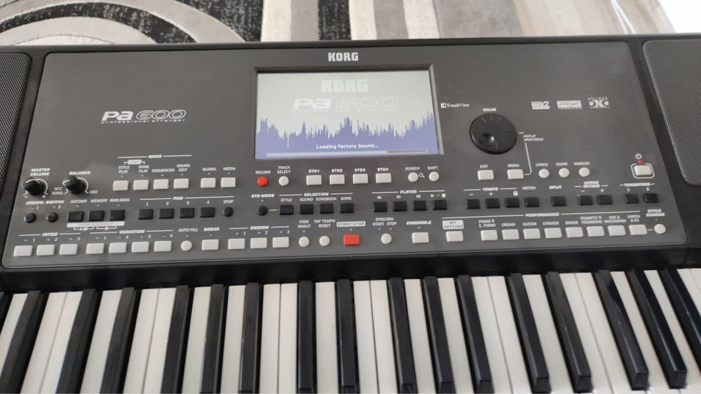 Korg PA600 + husă + stativ + seturi de stiluri și tonuri