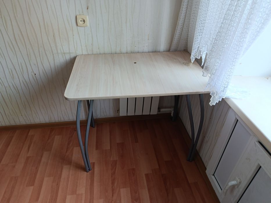 Стул и зеркало с полочки