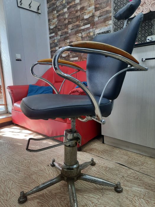 Кресло для парикмахера. Продаётся.Для салонов красоты, для парикмахерс