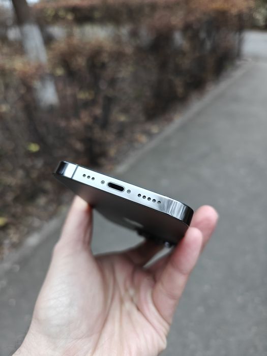 V/S iPhone 13 Pro - ca NOU