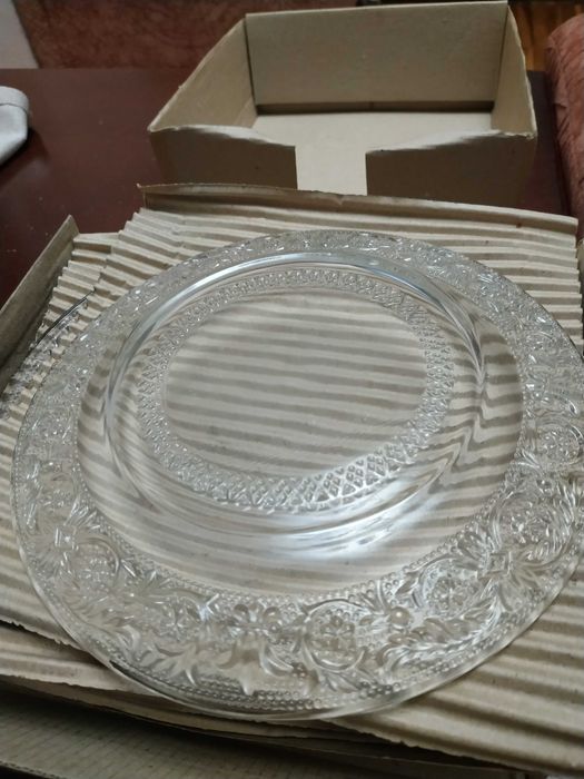 Нови стъклени и порцеланови чинийки и купички