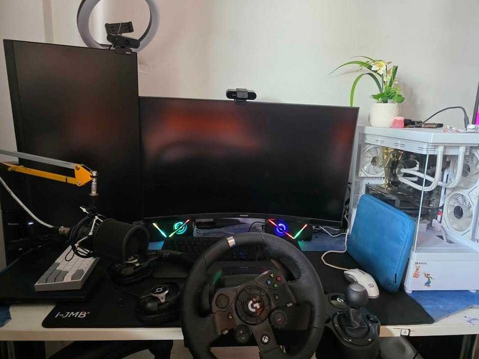 Setup Complet Gaming, Streaming & Simulatoare (Ryzen 5 7600X, RTX 5060, Samsung 32" 2K, Logitech G923 SE, Brio 4K