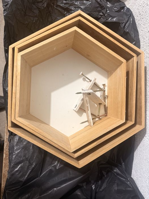 Стенни етажерки тип “медена пита” 3бр.